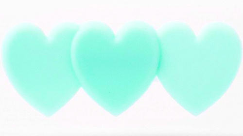 Декоративная наклейка на чехол три сердца зеленый